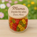 Vorratsglas mit graviertem Holzdeckel und personalisiertem Danke-Schriftzug, gefuellt mit bunten Gummibaerchen.