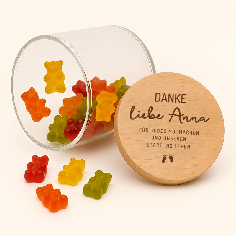 Vorratsglas Personalisiert - Hebamme: Glas mit graviertem Holzdeckel, „DANKE liebe liebe Anna – für jedes Mutmachen und unseren Start ins Leben“ mit Babyfüßen, Deckel im Detail