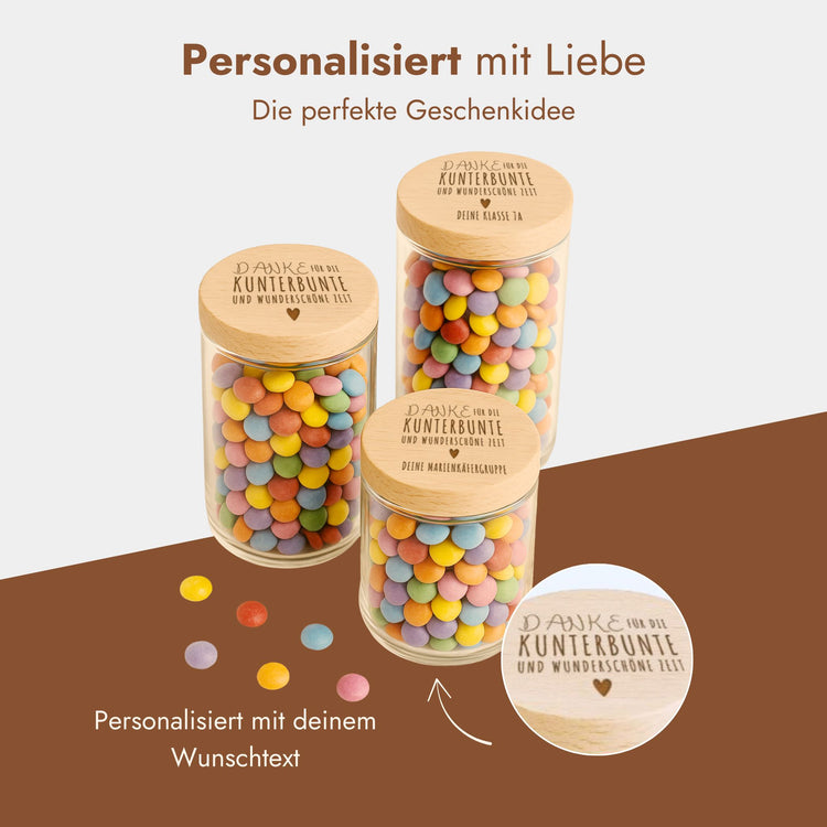 Personalisierte Vorratsgläser mit graviertem Holzdeckel und Danke-Schriftzug, gefüllt mit bunten Schokolinsen.