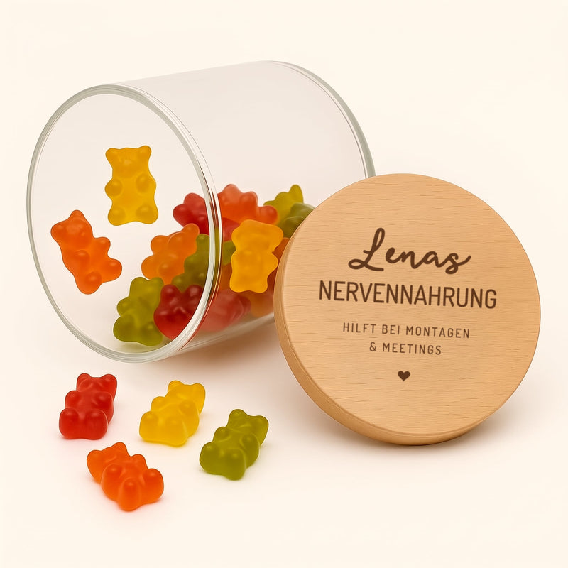 Vorratsglas Personalisiert - Nervennahrung: Glas mit graviertem Holzdeckel, „Lenas NERVENNAHRUNG – hilft bei Montagen & Meetings“ mit Herz, Deckel im Detail