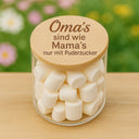 Vorratsglas mit graviertem Holzdeckel und Spruch Omas sind wie Mamas nur mit Puderzucker, gefuellt mit Marshmallows.