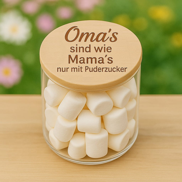 Vorratsglas mit graviertem Holzdeckel und Spruch Omas sind wie Mamas nur mit Puderzucker, gefuellt mit Marshmallows.