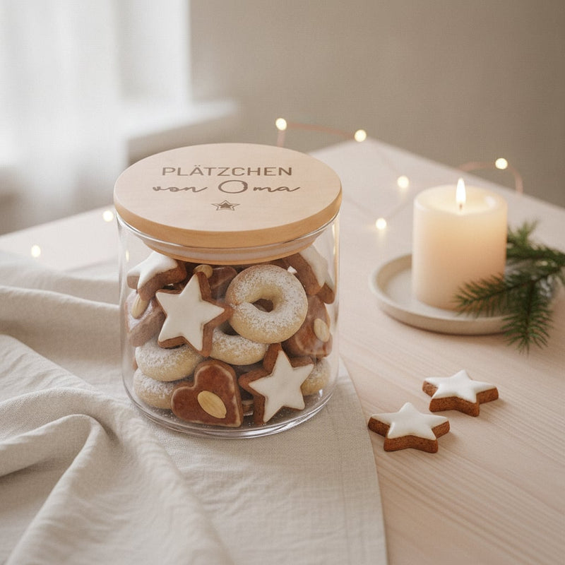 Personalisiertes Plätzchenglas mit Weihnachtsplätzchen, Deckelgravur „Plätzchen von Oma“ mit Zimtstern, auf Leinen mit Kerze und Tannenzweig