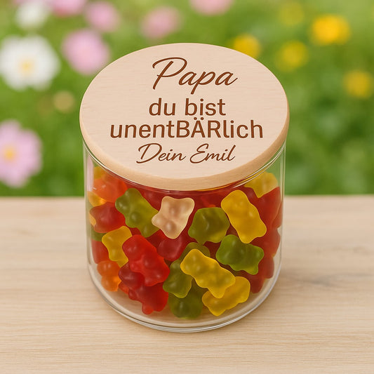 Vorratsglas mit graviertem Holzdeckel und Aufschrift Papa du bist unentBÄRlich, gefuellt mit bunten Gummibaerchen.