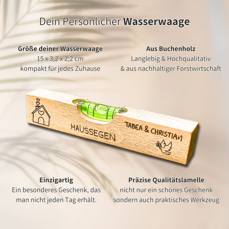 Personalisierte Wasserwaage aus Buchenholz mit eingravierten Namen und Haussegen-Motiv als Geschenk.