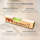 Personalisierte Wasserwaage aus Buchenholz mit Gravur Papa du bist der Beste als Geschenk zum Vatertag.