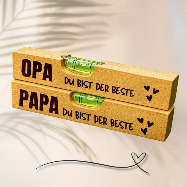 Personalisierte Wasserwaagen aus Buchenholz mit Gravur Papa und Opa du bist der Beste als Geschenkidee zum Vatertag.