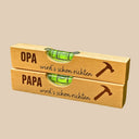 Personalisierte Wasserwaagen aus Buchenholz mit Gravur Papa und Opa wird's schon richten als Geschenkidee.