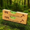 Personalisierte Wasserwaage aus Buchenholz mit Gravur Papa und Opa wird's schon richten als Geschenk.