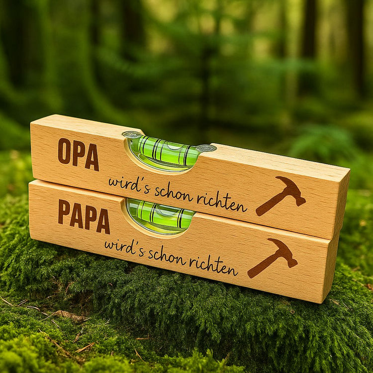 Personalisierte Wasserwaage aus Buchenholz mit Gravur Papa und Opa wird's schon richten als Geschenk.