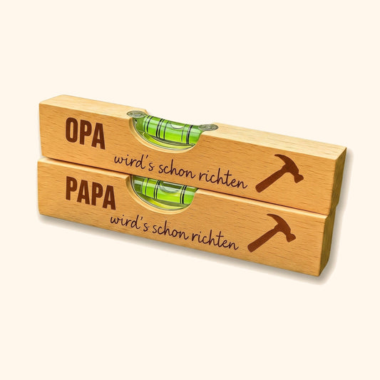 Wasserwaage Buche - Papa/Opa wird's schon richten vor cremefarbenem Hintergrund.