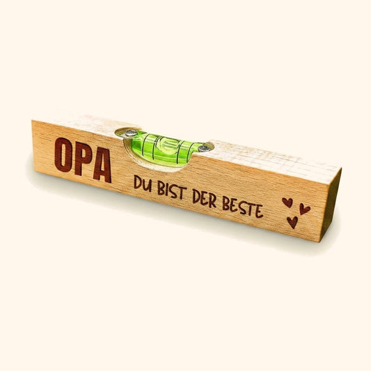 wasserwaage personalisiert papa opa buche vor cremefarbenem Hintergrund.