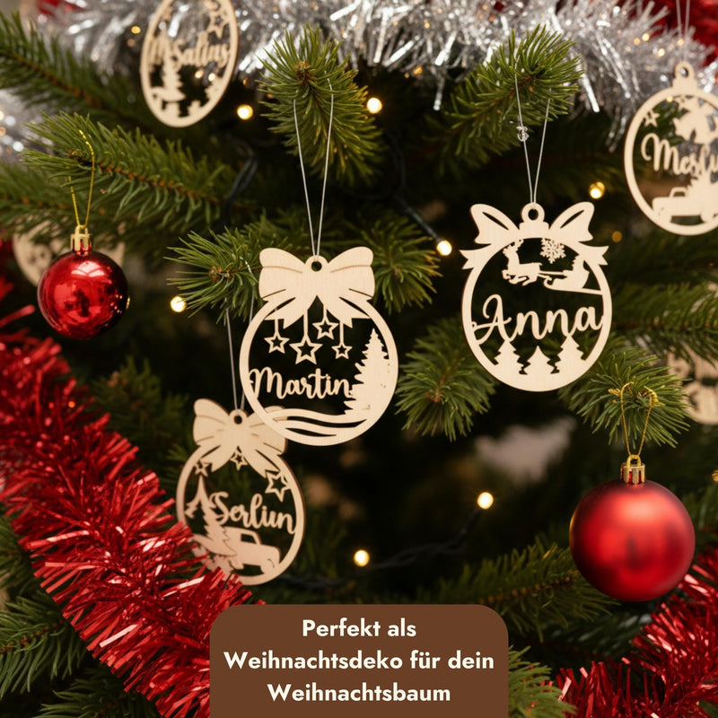 Personalisierte Holzanhänger mit Namen Martin und Anna am Weihnachtsbaum zwischen roten Kugeln.