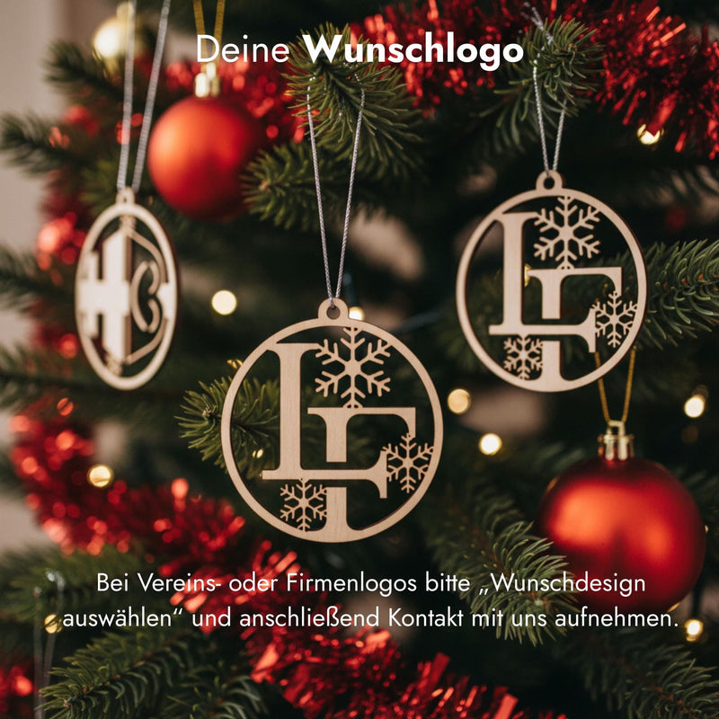 Weihnachtsanhänger aus Holz mit Wunschdesign: Initialen und Vereinslogo am Weihnachtsbaum.