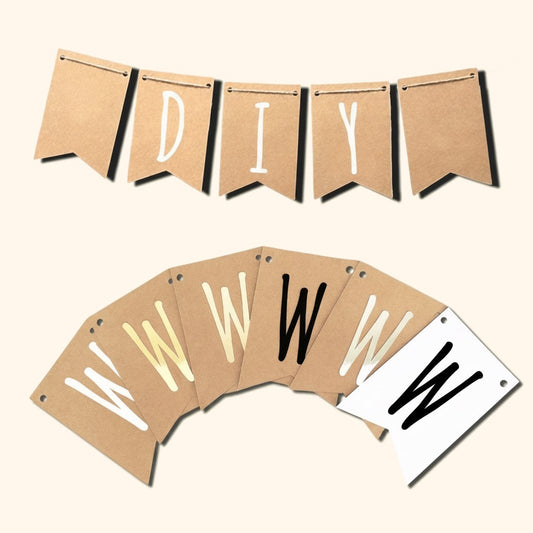 Personalisierbare Wimpelkette aus Kraftpapier mit einzelnen Buchstaben-Wimpeln zum Selbstgestalten. — vor cremefarbenem Hintergrund.