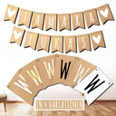 Personalisierte Wimpelkette aus Kraftpapier mit Namen und Herz-Wimpeln in vier Farbvariationen.