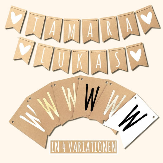 Personalisierte Wimpelkette aus Kraftpapier mit Namen und Herz-Wimpeln in vier Farbvariationen. — vor cremefarbenem Hintergrund.